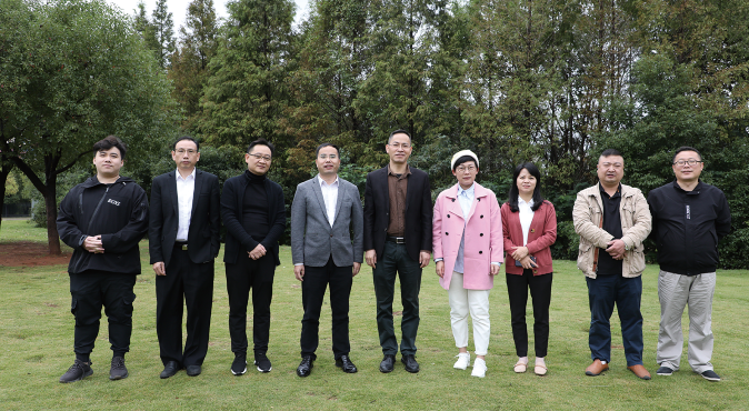 開心公司全體員工合影  1.png